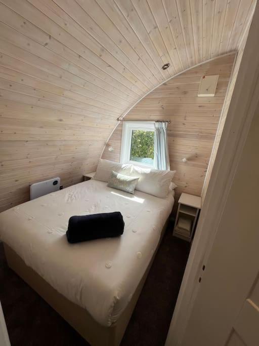 Windmill Glamping Pod With Hot Tub - The Hideaway Holiday home *