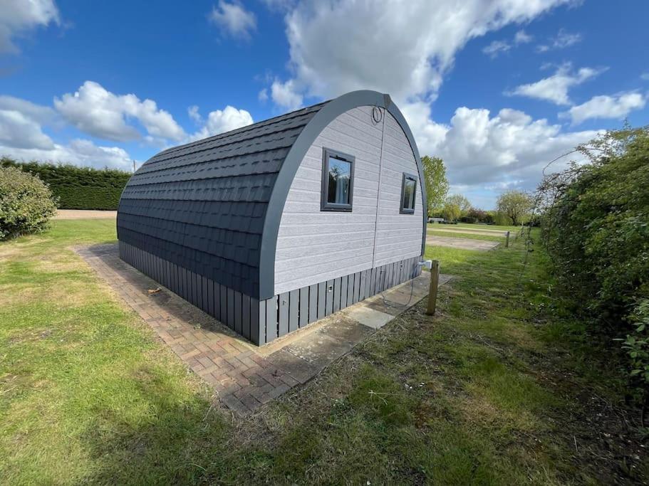 Windmill Glamping Pod With Hot Tub - The Hideaway Holiday home
