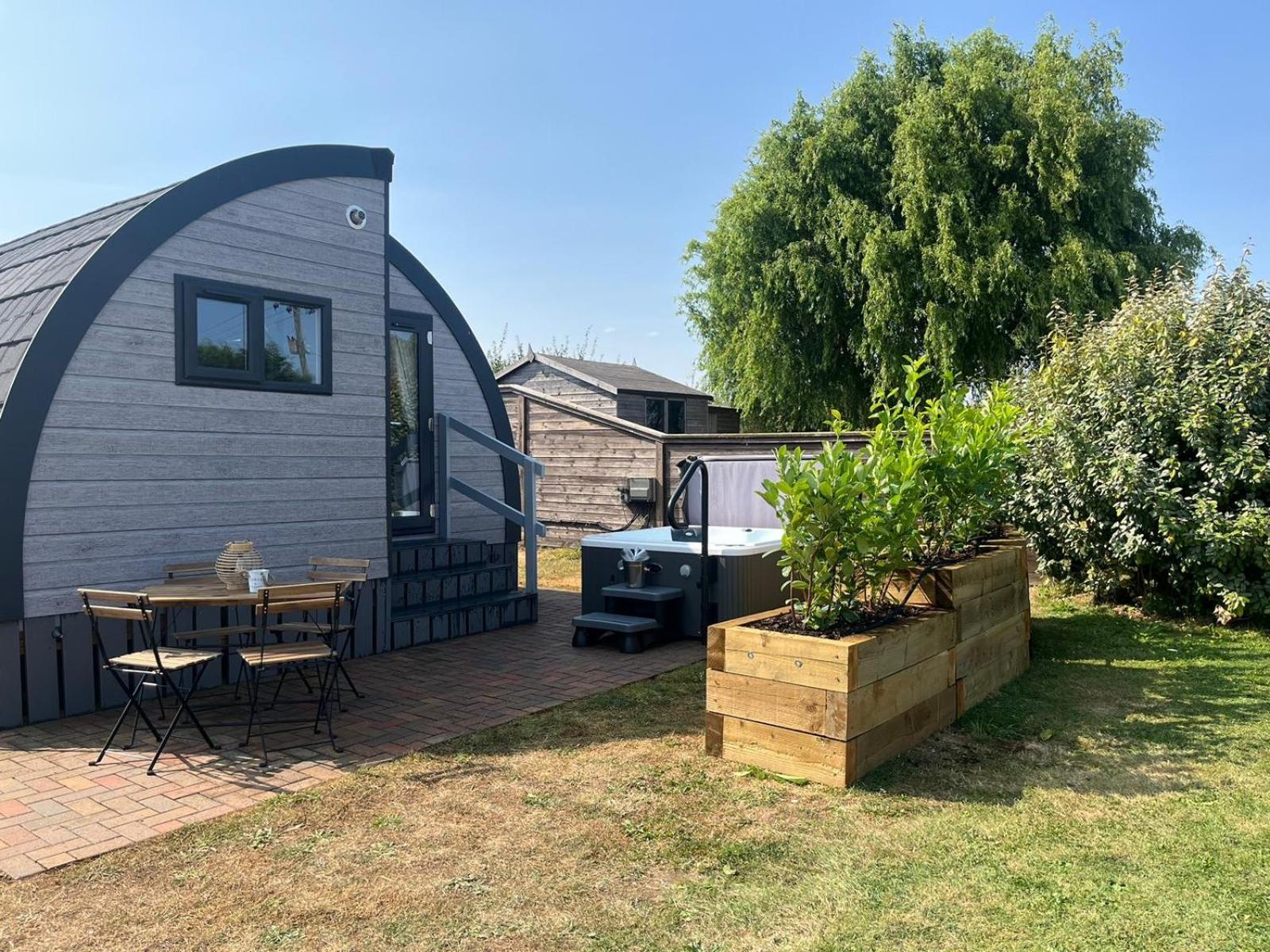 Windmill Glamping Pod With Hot Tub - The Hideaway Holiday home