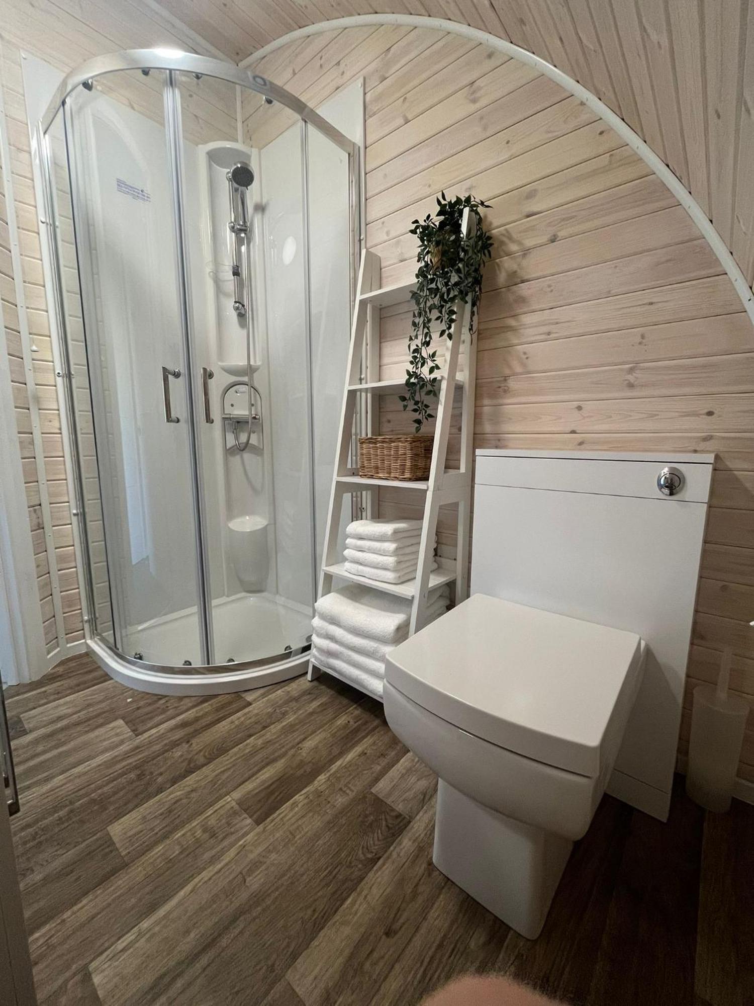 Windmill Glamping Pod With Hot Tub - The Hideaway Cambridge (Cambridgeshire)