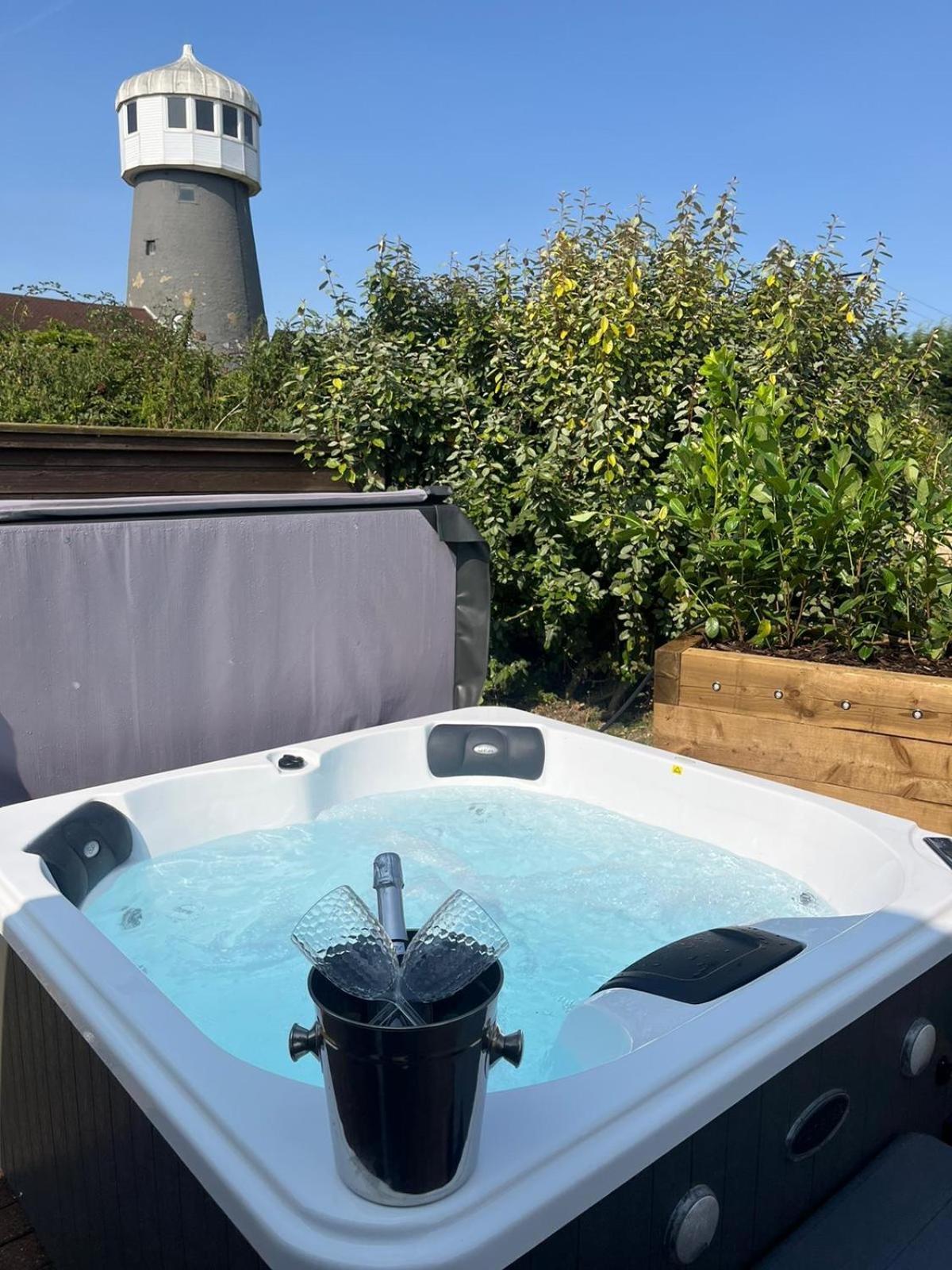 Windmill Glamping Pod With Hot Tub - The Hideaway Holiday home Cambridge (Cambridgeshire)